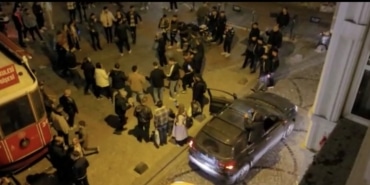GALATA'DA "PES" DEDİRTEN GÖRÜNTÜLER: HASTANE YOLUNU KESİP HALAY ÇEKTİLER GALATA KULESİ MEYDANI'NDA BİR GRUP, HASTANE YOLUNU ARAÇLARIYLA KESİP MÜZİK EŞLİĞİNDE HALAY ÇEKTİ DAKİKALARCA YOLU KAPATAN MAGANDALAR, SÜRÜCÜLERİN KORNALI TEPKİSİ ÜZERİNE ARAÇLARINA BİNİP AYRILDI