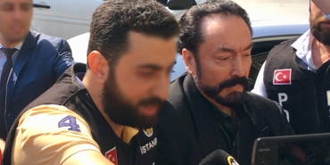 ADNAN OKTAR'A VATANDAŞLARDAN TEPKİ HASTANEDE SAĞLIK KONTROLÜNDEN GEÇİRİLEN ADNAN OKTAR'A VATANDAŞLAR TEPKİ GÖSTERDİ
