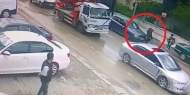 OTOMOBİLİN ÇARPTIĞI YAYA METRELERCE SÜRÜKLENDİ