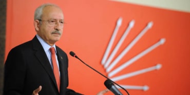 KILIÇDAROĞLU, AYM'Yİ ELEŞTİRDİ CHP GENEL BAŞKANI KEMAL KILIÇDAROĞLU: "ANAYASA MAHKEMESİ ANAYASA VE HUKUKU DIŞLAYARAK 'BEN OHAL KARARNAMELERİNE BAKMAM' DİYE ESKİDEN İKİ KEZ VERDİĞİ KARARI DEĞİŞTİRDİ. TÜRKİYE’Yİ BUGÜN BİR KAOS