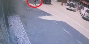 BURSA'DA 4 KATLI BİNA YIKIM SIRASINDA ÇÖKTÜ, ENKAZIN ALTINDA KALMAKTAN SON ANDA KURTULDU YÜREKLERİ AĞZA GETİREN O ANLAR GÜVENLİK KAMERASINDA