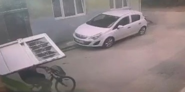 BİSİKLETLİ CAMBAZ HIRSIZ KAMERADA SIRTLADIĞI KAPIYI BİSİKLETLE BÖYLE TAŞIDI