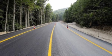 ULUDAĞ OTELLER BÖLGESI YENİ YOLA KAVUŞTU YIL SONUNA KADAR 30 KILOMETRELİK YOLUN YARISI 10 METREYE GENIŞLETİLİP ASFALTLANACAK