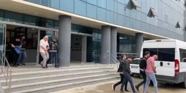 SAHTE KİMLİKLE YEDİEMİNDEN ALDIKLARI ARAÇLARI PARÇALAYIP SATTILAR, POLİSİN OPERASYONUYLA YAKALANDILAR BURSA'DA HACİZLİ ARAÇ ÇETESİNE BÜYÜK DARBE YEDİEMİN OTOPARKINDAKİ HACİZLİ ARAÇLARI SAHTE BELGELERLE ALIP PARÇALAYAN ÇETE, BURSA KOM POLİSİ TARAFINDAN ÇÖKERTİLDİ