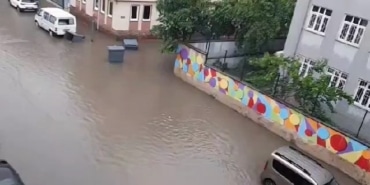 BURSA'DA ŞİDDETLİ YAĞIŞ HAYATI FELÇ ETTİ, SOKAKLAR GÖLE DÖNDÜ