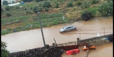 BURSA'DA ŞİDDETLİ YAĞIŞ DERELERİ TAŞIRDI TAŞAN DERELER, YOLLARDA SELE SEBEP OLDU