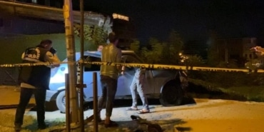 KONTROLDEN ÇIKAN ARAÇ İNŞAAT ALANINA UÇTU: 1 ÖLÜ, 1'İ AĞIR 2 YARALI