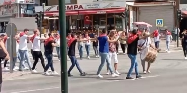 ASKER EĞLENCESİNDE TRAFİĞİ KESİP HALAY ÇEKTİLER