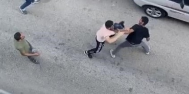 'YAN BAKTIN' MESELESİNDE SOKAK RİNGE DÖNDÜ, YUMRUKLAR HAVADA UÇUŞTU