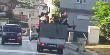 TEHLİKELİ DÜĞÜN KONVOYU AMATÖR KAMERAYA YANSIDI