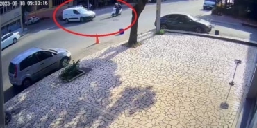 (ÖZEL) MOTOSİKLETTEKİ İKİ GENÇ BÖYLE ÖLÜMDEN DÖNDÜ TALİ YOLDAN ANA YOLA DİKKATSİZCE ÇIKAN HAFİF TİCARİ ARAÇ SÜRÜCÜSÜ, MOTOSİKLETİN ÇARPMASININ ARDINDAN BAŞKA BİR ARACA DAHA ÇARPTI MOTOSİKLETTEKİ GENÇLER DAKİKALARCA YERDE HAREKETSİZ HALDE YATTILAR