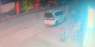 İSTANBUL'DA GÖÇMEN DOLU MİNİBÜSE OPERASYON KAMERADA: 35 GÖÇMEN VE ORGANİZATÖRLER YAKALANDI KAĞITHANE MOBİL PARK TİMİ, GELEN ORGANİZE GÖÇMEN KAÇAKÇILIĞI İHBARI ÜZERİNE BİR ARACA BASKIN YAPTI BASKINDA MİNİBÜSTEN KAÇAN 35 KAÇAK GÖÇMEN POLİS TARAFINDAN KISKIVRAK YAKALANDI