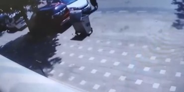 YOLUN KARŞISINA GEÇERKEN HAFİF TİCARİ ARAÇ ÇARPTI