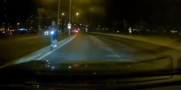 SCOOTER İLE TERSTEN GİDEN GENÇ FACİAYA DAVETİYE ÇIKARDI TERS YÖNDEN GELEN SCOOTER TEHLİKE SAÇTI