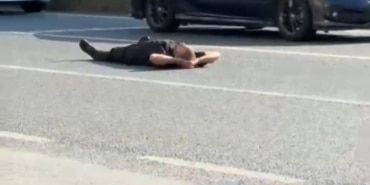 BURSA'DA BİR ADAM YÜZLERCE ARACIN GEÇTİĞİ KARAYOLUNA BOYLU BOYUNCA UZANDI BURSA ORHANGAZİ'DE İLGİNÇ ANLAR