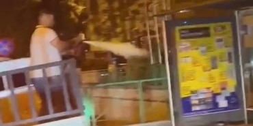 OTOBÜS DURAĞINDA BEKLEYEN KİŞİYE YANGIN TÜPÜ SIKTILAR