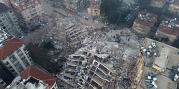 HATAY'IN ACI TABLOSU BÖYLE GÖRÜNTÜLENDİ 2 BİN 749 BİNANIN YIKILDIĞI ŞEHRİN HAVADAN GÖRÜNTÜSÜ YÜREKLERİ SIZLATIYOR