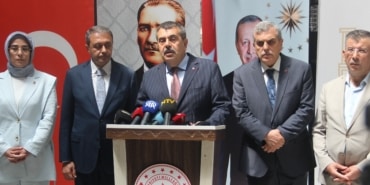 BAKAN TEKİN YENİ EĞİTİM ÖĞRETİM YILINDA HAYATA GEÇECEK UYGULAMALARI AÇIKLADI ÖĞRETMENLER BEYAZ ÖNLÜK GİYECEK, ÖĞRENCİLER SINIFA CEP TELEFONUYLA GİREMEYECEK