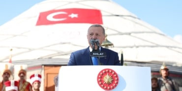 CUMHURBAŞKANI ERDOĞAN: "TÜRKİYE OLARAK KARDEŞLİK SEFERBERLİĞİNE İHTİYAÇ DUYUYORUZ" CUMHURBAŞKANI RECEP TAYYİP ERDOĞAN: "ÜLKEMİZDE YENİ DÖNEMİ, MİLLETİMİZİN FERTLERİ ARASINDA YENİ BİR KUCAKLAŞMANIN ZEMİNİ HALİNE GETİRMEK İSTİYORUZ" "DÜNYAYA İNSAN HAKLARI, DEMOKRASİ DERSİ VERENLERİN ÇOĞU, GEÇMİŞTEKİ AYIPLARINI NASIL ÖRTECEKLERİNİ DÜŞÜNÜRKEN BİZ HAMD OLSUN ECDADIN ZAFERLERİNİ ŞEREF MADALYASI OLARAK GÖĞSÜMÜZDE İFTİHARLA TAŞIYORUZ"