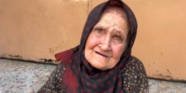 (ÖZEL) "DERNEKTEN GELİYORUZ" DEDİLER 85 YAŞINDAKİ KADINI DOLANDIRDILAR YARDIM EDECEĞİZ BAHANESİYLE 100 BİN LİRALIK ALTINI ÇALDILAR