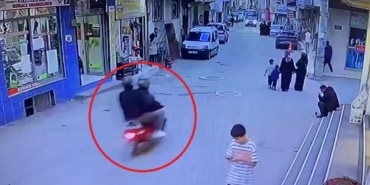 (ÖZEL) BERBERDEKİ HUSUMETLİSİNİ VURMAK İSTEDİ, ÇOCUKLARA RAĞMEN KURŞUN YAĞDIRDI MOTOSİKLETLE SALDIRI ANI KAMERADA