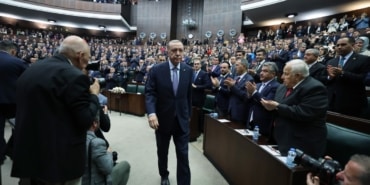 CUMHURBAŞKANI ERDOĞAN:" EY İSRAİL, BATI'NIN SANA BORCU ÇOK AMA TÜRKİYE'NİN SANA BORCU YOK" "SINIRLARIMIZ BOYUNCA KURULMAYA ÇALIŞILAN TERÖR KORİDORUNU YENİ HAREKÂTLARLA PARÇALAMAYA DA ÜLKEMİZE VE İNANCIMIZA KARŞI YÜRÜTÜLEN KİRLİ KAMPANYALARA KARŞI TAVIR KOYMAYA DA DEVAM EDECEĞİZ" "GAZZE HALKININ İHTİYAÇLARININ BİR NEBZE DE OLSA GİDERİLMESİ İÇİN MISIR'DAKİ EL ARİŞ HAVALİMANI'NA ŞİMDİYE KADAR TOPLAM 8 UÇAK DOLUSU TIBBİ VE İNSANİ YARDIM MALZEMESİ GÖNDERDİK." "İSRAİL DEVLETİ'YLE BİR SORUNUMUZ YOK AMA İSRAİL'İN UYGULADIĞI MEZALİMİ, DEVLET YERİNE ÖRGÜT GİBİ HAREKET ETME TARZINI ASLA TASVİP ETMEDİK, ETMEYECEĞİZ." "HAMAS BİR TERÖR ÖRGÜTÜ DEĞİL, TOPRAKLARINI VE VATANDAŞLARINI KORUMA MÜCADELESİ VEREN BİR KURTULUŞ VE MÜCAHİTLER GRUBUDUR" "BUGÜN SIRTINI DAYAYARAK EFELENDİĞİ GÜÇLER, YARIN KENDİ EVLERİNDEKİ YANGINI SÖNDÜRMEK İÇİN PILISINI PIRTISINI TOPLAYIP GİTTİĞİNDE, İSRAİL HALKININ GÜVEN VE MERHAMET ARAYACAĞI İLK YER, TIPKI 500 YIL ÖNCE OLDUĞU GİBİ YİNE TÜRKİYE OLACAKTIR" "İNSANİ, SİYASİ VE ASKERÎ VARLIĞIMIZLA FİLİSTİN TARAFININ GARANTÖRLERİNDEN BİRİ OLMAYA HAZIRIZ"