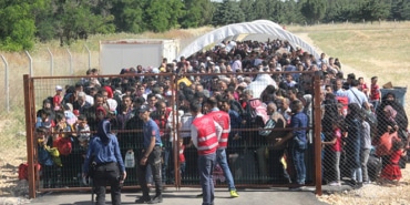 SINIR KAPISINDA SURİYELİ İZDİHAMI RAMAZAN BAYRAMI NEDENİYLE ÜLKELERİNE GİTMEK İSTEYEN SURİYELİLER SINIR KAPISINDA İZDİHAMA YOL AÇTI