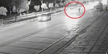 TERS ŞERİTTE İLERLEYEN MOTOSİKLET KAMYONETE ÇARPTI