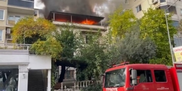 BURSA'DA KORKUTAN YANGIN ALEVLER BİNANIN ÇATISINI KÜLE ÇEVİRDİ