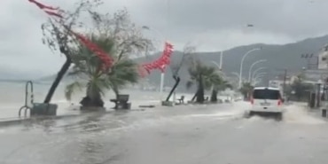 BURSA'DA DENİZ KARAYLA BİRLEŞTİ, YOLLAR GÖLE DÖNDÜ