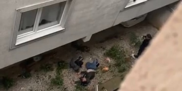 ALDATILDIĞI GEREKÇESİYLE EŞİ BIÇAKLA ÜZERİNE YÜRÜDÜ, KENDİSİNİ 2.KATTAN AŞAĞIDA BULDU YERE DÜŞEN KOCASININ BAŞINDA BIÇAKLA BEKLEYEN KADIN "BENİ ALDATMANIN BEDELİ BU" DEDİ ÖFKELİ KADIN GÖZALTINA ALINDI