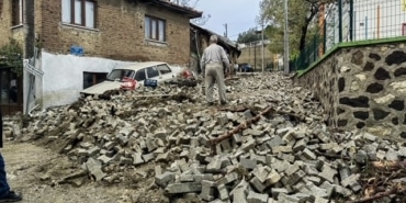 O TURİSTİK BELDEYİ DE SEL VURDU...ÇAMUR DERYASINA DÖNDÜ BURSA'NIN MUDANYA İLÇESİNDE RUMLARDAN KALMA TARİHİ EVLERİ VE KİLİSELERİ İLE MEŞHUR TRİLYE BELDESİNİ SEL VURDU
