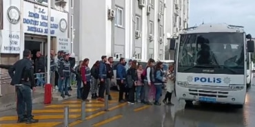 KİŞİ BAŞI BİN LİRA İLE 2 BİN LİRA VERİP KİRALIK HESAP ALIYORLARMIŞ 10 MİLYON LİRALIK VURGUN YAPAN 52 ÇETE ÜYESİ ADLİYEDE