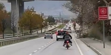 MOTOSİKLETİ YATARAK SÜRÜP TEHLİKE SAÇTI