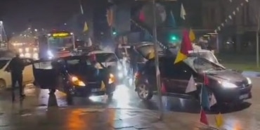 ASKER KONVOYU YOLU KAPATTI, ÇİFTETELLİ OYNADILAR
