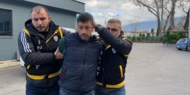 BURSA'DA EŞİNİ ÖLDÜRÜP KAÇAN ŞÜPHELİ, FIRININ DEPOSUNDA SAKLANIRKEN YAKALANDI GÜVENLİK KAMERALARINI İNCELEYEN EKİPLER KATİL ZANLISINI FIRINA SAKLANIRKEN BULDU