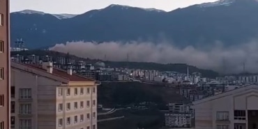 BURSA ÇİMENTO'DAN GRİ DUMANLAR YÜKSELİYOR, ŞEHRİN HAVA KALİTESİ DÜŞÜYOR BURSA ÇİMENTO FABRİKA'NIN BACALARINDAN ÇIKAN GRİ DUMAN BÖYLE GÖRÜNTÜLENDİ