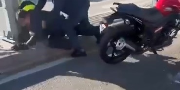 BURSA'DA YOL KAVGASI KAMERADA...MOTOSİKLET SÜRÜCÜSÜNÜ KASKIYLA DÖVDÜ