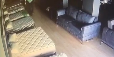 MOBİLYA DÜKKANINA GİRİP SIRTLADIĞI YATAĞI ÇALDI