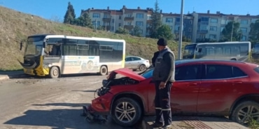 OTOBÜS İLE OTOMOBİL KAFA KAFAYA ÇARPIŞTI: 1 YARALI
