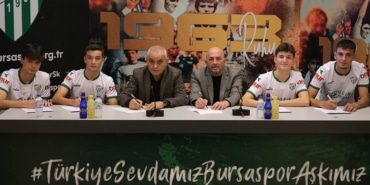 BURSASPOR, 4 GENÇ FUTBOLCUSUNU PROFESYONEL YAPTI
