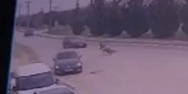 DENGESİNİ KAYBEDİP DÜŞEN MOTOSİKLET SÜRÜCÜSÜ OTOMOBİLİN ALTINDA KALDI