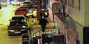 SAADET ZİNCİRİ KURAN BURSALI KUYUMCU, UCUZ ALTIN TUZAĞIYLA DOLANDIRMIŞ YAVRU ADI VERİLEN SAADET ZİNCİRİ KURAN VE ONLARCA KİŞİYİ DOLANDIRAN KUYUMCU GÖZALTINA ALINDI KUYUMCUNUN ÇANTALAR İLE ALTINLARI GÖTÜRME ANLARI KAMERADA DOLANDIRICILIK OLAYININ BOYUTUNUN 55-60 MİLYON CİVARINDA OLDUĞU VE MAĞDUR SAYISININ YÜZE ULAŞABİLECEĞİ ÖNGÖRÜLÜYOR