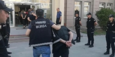 BURSA'DA UYUŞTURUCUDAN KAZANILAN KARA PARAYA DA OPERASYON UYUŞTURUCUDAN ELDE ETTİKLERİ PARAYI AKLAMAK İÇİN EV VE ARAÇ ALDILAR POLİS, UYUŞTURUCU SATICILARININ PARA AKLAMAK İÇİN YAPTIKLARI OYUNU BOZDU