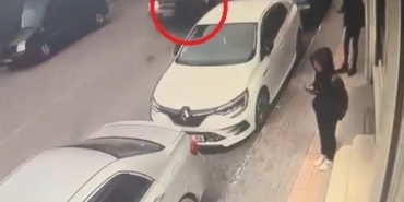 BURSA'DA YOLUN KARŞISINA GEÇMEYE ÇALIŞAN YAYAYA ÇARPAN KAMYONET KAMERADA