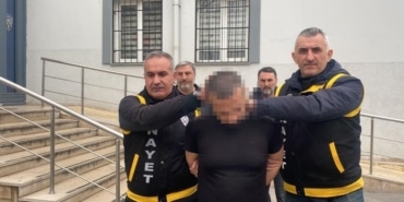 OTOMOBİLİNİN BAGAJINDA CESETLE YAKALANAN SANIĞIN AKLİ DENGESİNİN YERİNDE OLUP OLMADIĞI TESPİT EDİLECEK EV ARKADAŞI VE ECZACI KALFASINI ÖLDÜREN SANIĞIN YARGILANMASI DEVAM EDİYOR