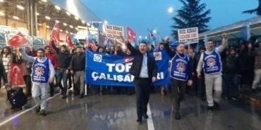 150 BİN METAL İŞÇİSİNİN SÖZLEŞME SEVİNCİ...YÜZDE 102 ZAM ALDILAR İŞÇİLERİN DİRENİŞİ SONUÇ VERDİ, 150 BİN İŞÇİYİ İLGİLENDİREN SÖZLEŞMEDE ANLAŞMAYA VERİLDİ