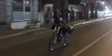 MOTOSİKLETİ YATARAK KULLANDI, ÖLÜMLE DANS ETTİ
