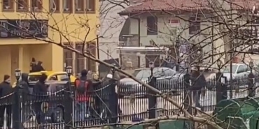 BURSA'DA YAYA İLE SÜRÜCÜNÜN YOL VERME KAVGASI KAMERADA