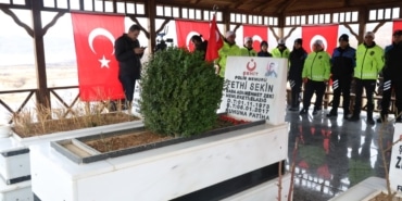 ŞEHİT POLİS FETHİ SEKİN KABRİ BAŞINDA ANILDI ŞEHİT FETHİ SEKİN'İN KARDEŞİNDEN MECLİSTE OTURAN PKK YANDAŞLARINA TEPKİ